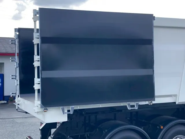 リヤゲートは片開き式です。|トレクス  PFB34112改の写真13