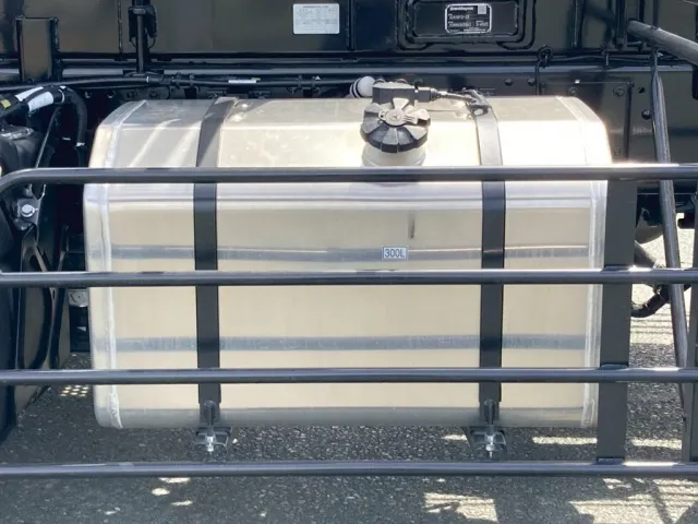 燃料タンクはアルミ製の、300Lです。|三菱 スーパーグレート 2PG-FV80VYの写真12