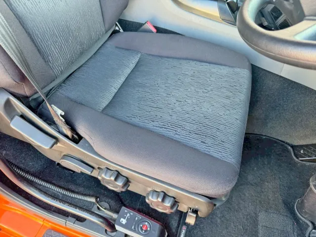 運転席座面に、ヘタリがあります。|三菱 スーパーグレート 2PG-FP74HDRの写真10