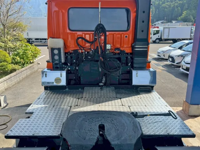 踊り場は縞板アルミ製です。|三菱 スーパーグレート 2PG-FP74HDRの写真11