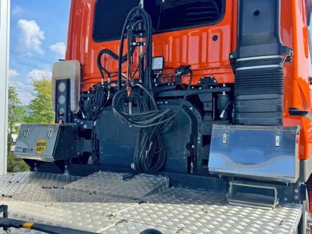 踊り場前方左右に、ステンレス製の工具箱が付いています。|三菱 スーパーグレート 2PG-FP74HDRの写真12