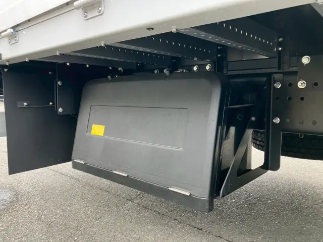 運転席側ボディー後方に物入れが付いています。|日野 プロフィア 2DG-FW1AHCの写真12
