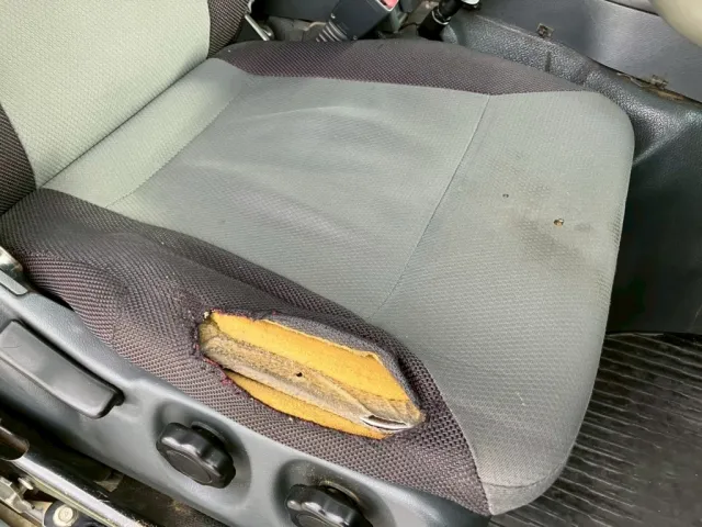 運転席座面に、破れ・ヘタリがあります。|三菱 スーパーグレート QKG-FV50VXの写真8