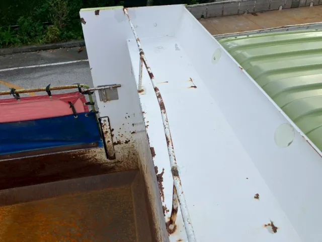 シートデッキの状態です。(ステーに曲がり・サビがあります)|三菱 スーパーグレート QKG-FV50VXの写真14