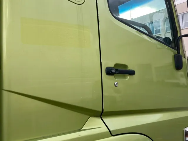 運転席側パネルに、看板剥がし跡・傷があります。|三菱 スーパーグレート QKG-FV50VXの写真16