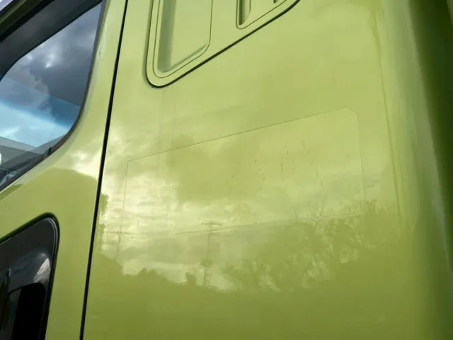 助手席側パネルに、看板剥がし跡があります。|三菱 スーパーグレート QKG-FV50VXの写真17