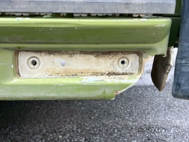 運転席側ステップ下部に割れ、反射板が欠品しています。|三菱 スーパーグレート QKG-FV50VXの写真18