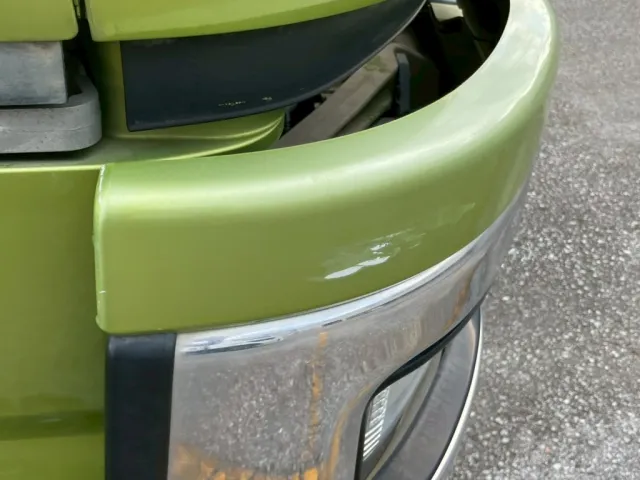 運転席側フロントバンパー上部に、傷があります。|三菱 スーパーグレート QKG-FV50VXの写真19