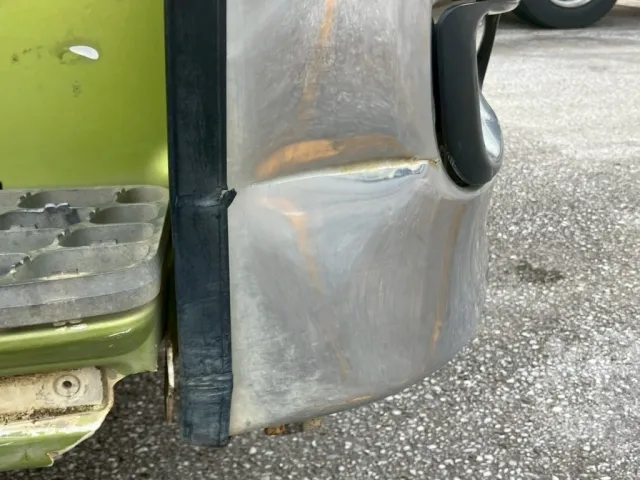 運転席側フロントバンパー下部に、ヘコミがあります。|三菱 スーパーグレート QKG-FV50VXの写真20