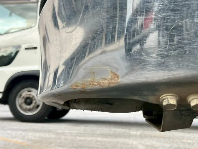 助手席側フロントバンパー下部に、サビ・ヘコミがあります。|三菱 スーパーグレート QKG-FV50VXの写真22