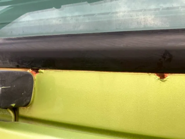 助手席側ウェザーストリップ下部に、サビがあります。|三菱 スーパーグレート QKG-FV50VXの写真24