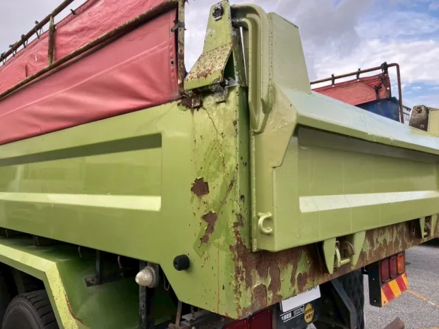 助手席側ボディー後方に、傷・サビがあります。|三菱 スーパーグレート QKG-FV50VXの写真30