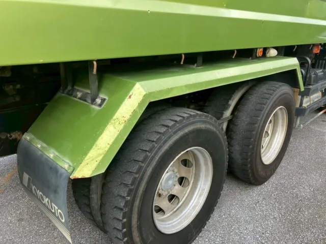 運転席側リアフェンダーに、傷・サビ・ヘコミがあります。|三菱 スーパーグレート QKG-FV50VXの写真33