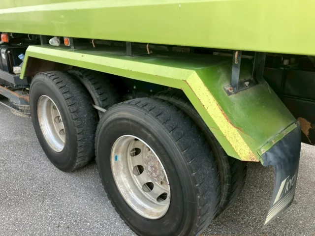 運転席側リアフェンダーに、傷・サビ・ヘコミがあります。|三菱 スーパーグレート QKG-FV50VXの写真34