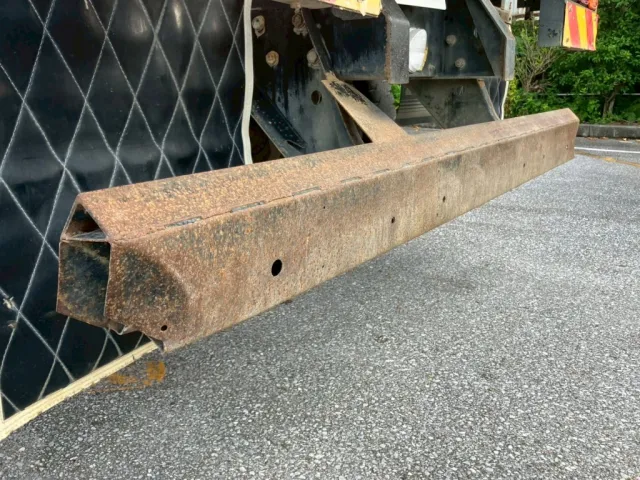 運転席側リアバンパーの状態です。(先端に曲がりがあります)|三菱 スーパーグレート QKG-FV50VXの写真38