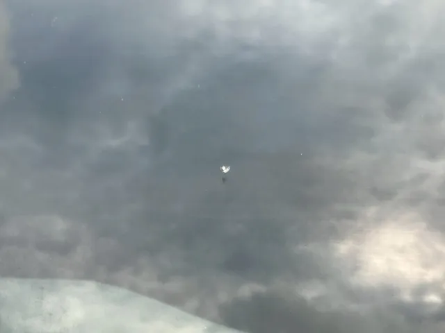 フロントガラス中央下部に、飛び石があります。|三菱 スーパーグレート QKG-FV50VXの写真50