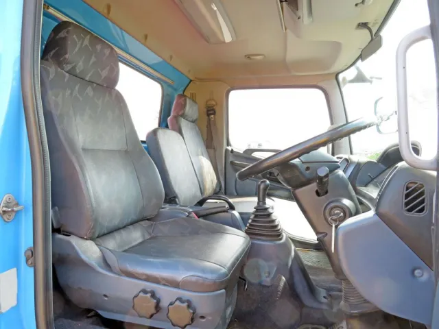 乗車定員は3名です。（運転席座面にヘタリ・たばこの焦げ跡があります）|日野 レンジャー BKG-FC7JKYA(2WD)の写真6