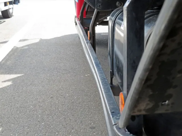 助手席側サイドバンパーに曲がりがあります。|日野 レンジャー BKG-FC7JKYA(2WD)の写真14