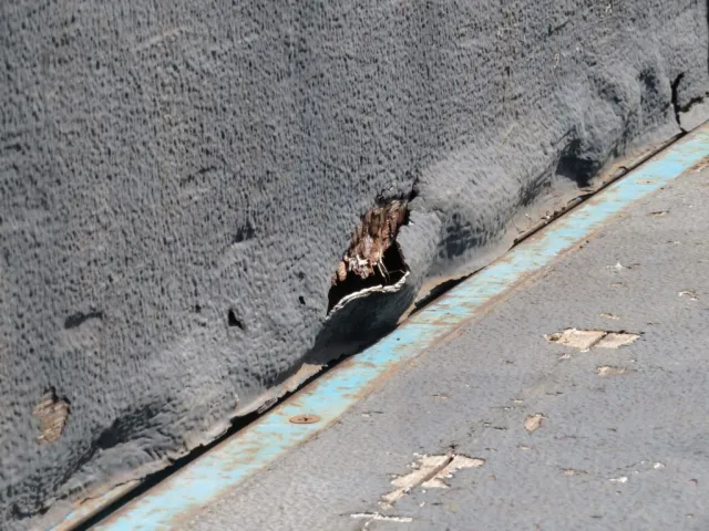 助手席側あおり内側に腐食・割れ箇所が数か所あります。|日野 レンジャー BKG-FC7JKYA(2WD)の写真17