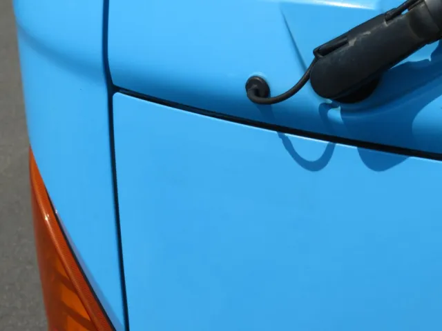 フロントパネル運転席側に看板はがし跡があります。（助手席側も同様です）|日野 レンジャー BKG-FC7JKYA(2WD)の写真28