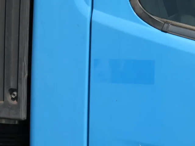 運転席ドアに看板はがし跡があります。|日野 レンジャー BKG-FC7JKYA(2WD)の写真30