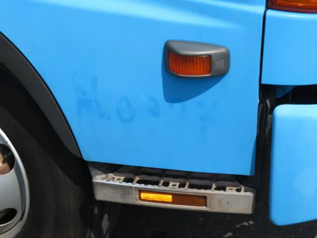 運転席ドア下部に看板はがし跡があります。|日野 レンジャー BKG-FC7JKYA(2WD)の写真31