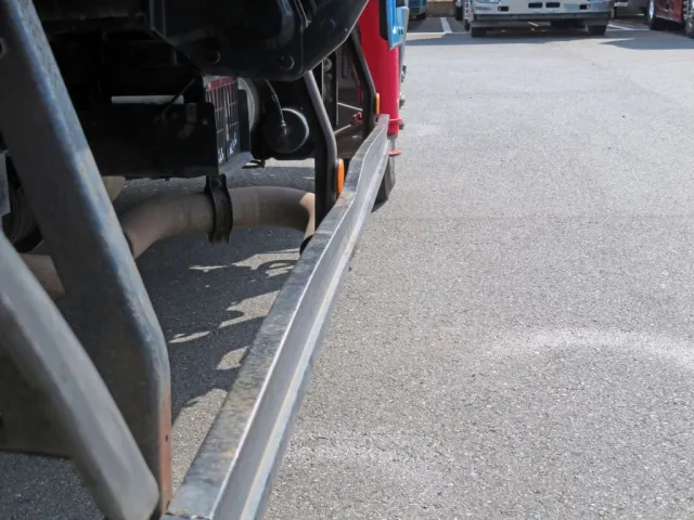 運転席側サイドバンパーに曲がりがあります。|日野 レンジャー BKG-FC7JKYA(2WD)の写真35