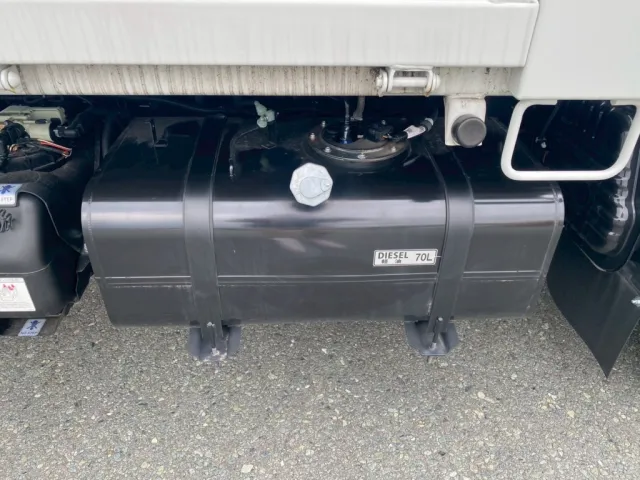 燃料タンクは70Lです|三菱 キャンター 2RG-FBA60(2WD)の写真7