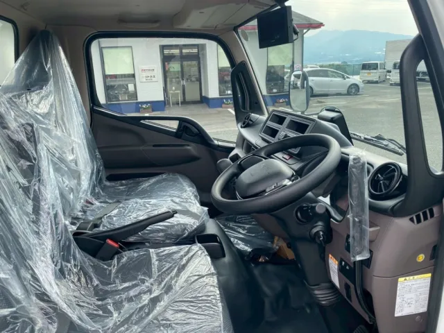 室内|三菱 キャンター 2RG-FBA60(2WD)の写真8