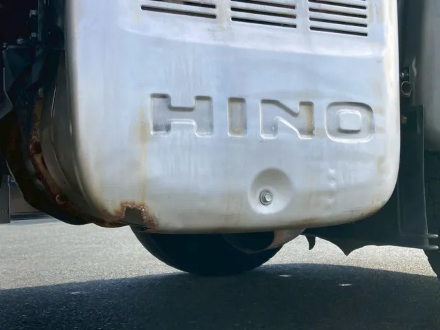 マフラーカバーに凹みサビが有ります|日野 プロフィア QPG-FS1EWEAの写真29