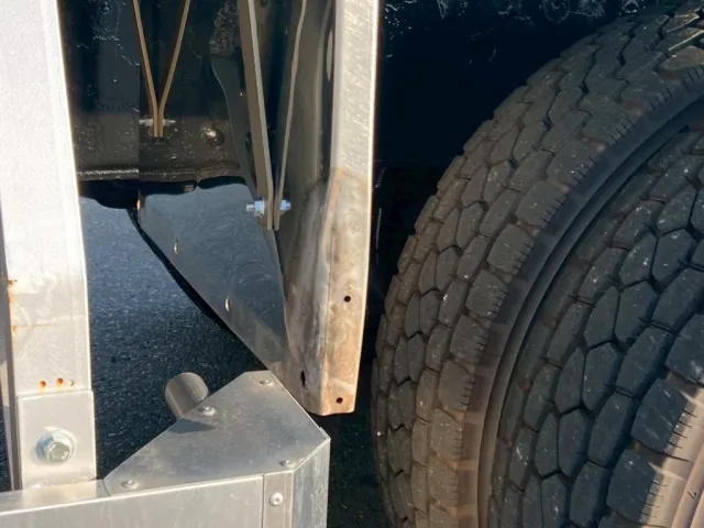 左に泥除けステーに曲りが有ります|日野 プロフィア QPG-FS1EWEAの写真31