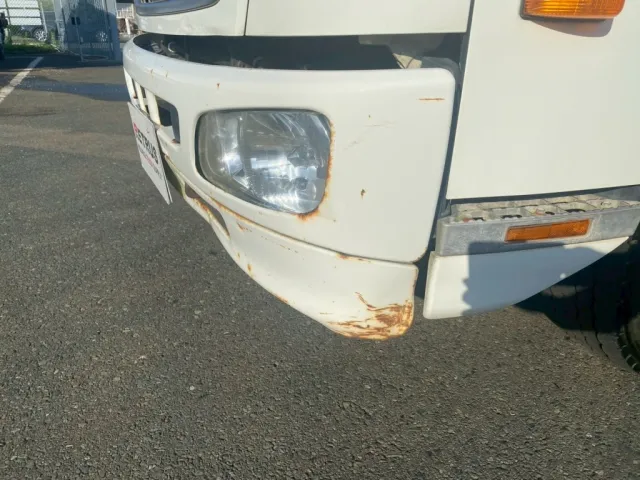 フロントバンバー左下、ライト周辺にすり傷、サビが有ります|日野 レンジャー QKG-FE7JLAAの写真19