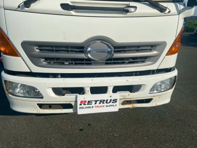 フロントバンバー、フロントパネルに点々と飛びキズ、サビが有ります|日野 レンジャー QKG-FE7JLAAの写真21