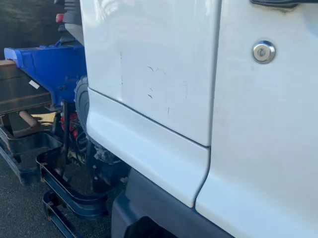 運転席側クオーターパネルに凹みがあります|日野 レンジャー QKG-FE7JLAAの写真22