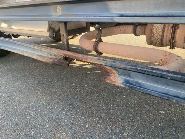 右サイドバンバーに腐れ欠落ヶ所が有ります|日野 レンジャー QKG-FE7JLAAの写真24