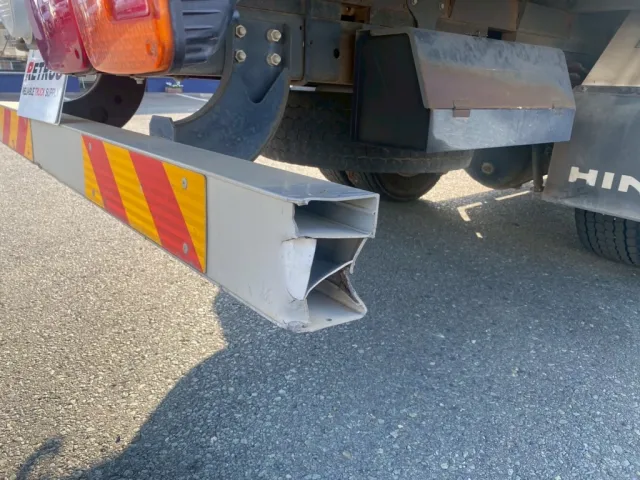 リアバンバー右コーナーカバーが欠損してます|日野 レンジャー QKG-FE7JLAAの写真28