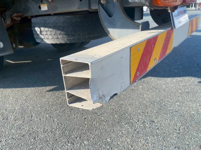 リアバンバー左コーナーカバーも欠損してます|日野 レンジャー QKG-FE7JLAAの写真29