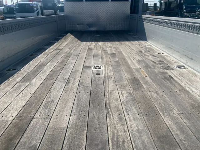 床面の状態（馬蹄式フックが左右と中央に付いてます）|いすゞ フォワード SKG-FRR90T2(2WD)の写真7