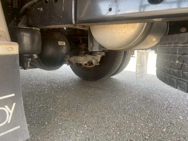 リアエアサスです|いすゞ フォワード SKG-FRR90T2(2WD)の写真9