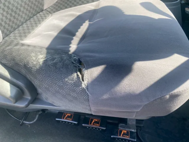 運転席に破れが有ります|いすゞ フォワード SKG-FRR90T2(2WD)の写真14