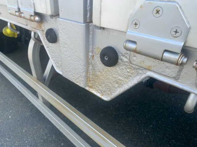 右ボディー中柱下部にサビ補修が有ります|いすゞ フォワード SKG-FRR90T2(2WD)の写真23