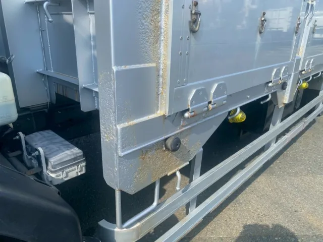 左鳥居の下部にもサビ補修が有ります|いすゞ フォワード SKG-FRR90T2(2WD)の写真24