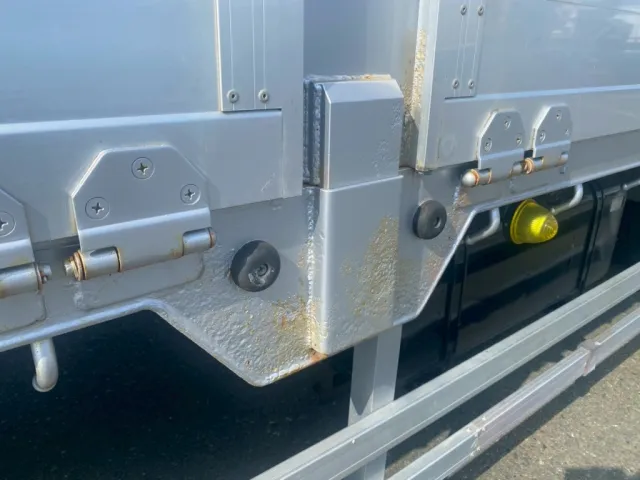 左中柱下部にもサビ補修が有ります|いすゞ フォワード SKG-FRR90T2(2WD)の写真25