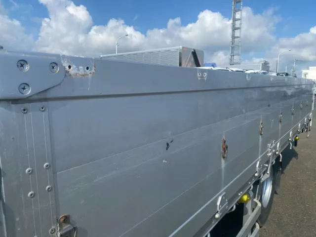 左アルミアオリ上縁に取り外し穴が開いてます（約50㎝ピッチ）|いすゞ フォワード SKG-FRR90T2(2WD)の写真26