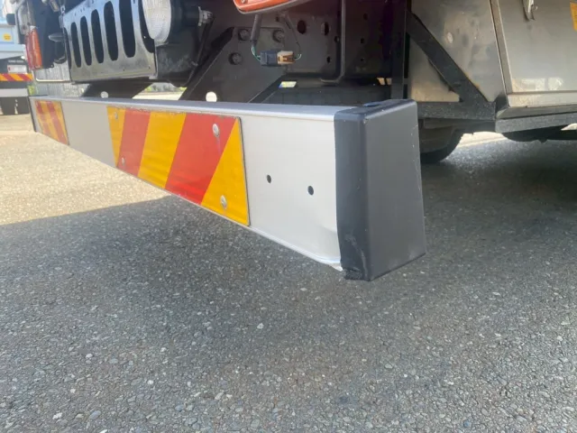 リアバンバー右下に凹み曲りが有ります|いすゞ フォワード SKG-FRR90T2(2WD)の写真29