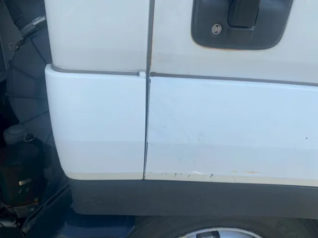 運転席ドア及びフェンダーにすり傷が点々と有ります|いすゞ フォワード SKG-FRR90T2(2WD)の写真30
