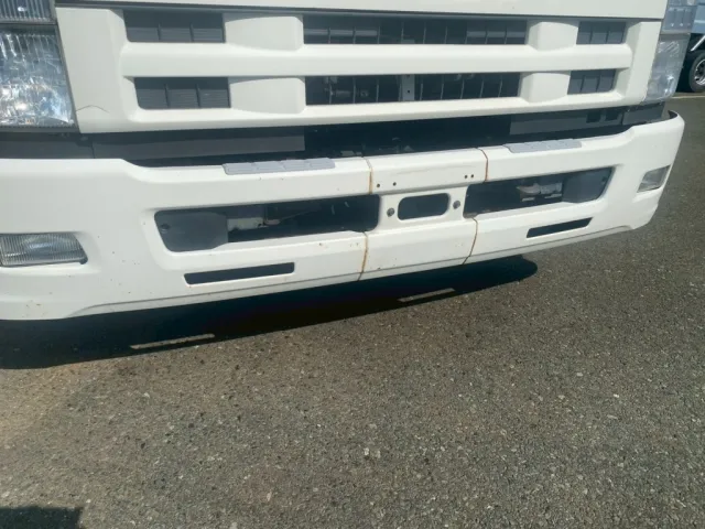 フロントバンバーに飛びキズサビが点々と有ります|いすゞ フォワード SKG-FRR90T2(2WD)の写真31