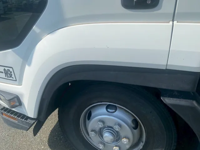 助手席側ドア及びフェンダーにすり傷が点々と有ります|いすゞ フォワード SKG-FRR90T2(2WD)の写真32
