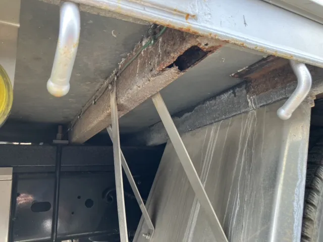 右オーバーハング横ネタ腐食・穴があります（1箇所目）|いすゞ フォワード SKG-FRR90T2(2WD)の写真33