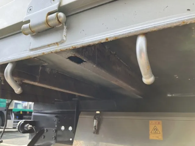 右オーバーハング横ネタ腐食・穴があります（2箇所目）|いすゞ フォワード SKG-FRR90T2(2WD)の写真34